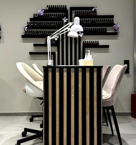 Студия маникюра в крупном ТЦ  0