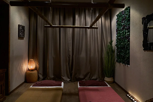 Массажный салон на выходе из метро