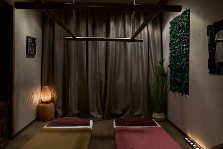 Массажный салон на выходе из метро 1